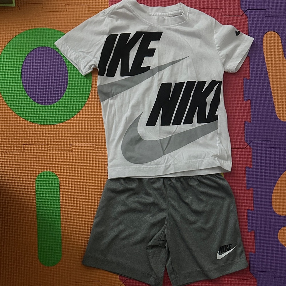 Nike White and Gray Logo T-Shirt and Shorts 3-4 T XS